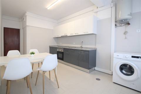 Apartamento T2 mobilado e equipado, Zona de Celas / Olivais