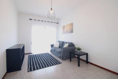 Apartamento T2 mobilado e equipado, Zona de Celas / Olivais