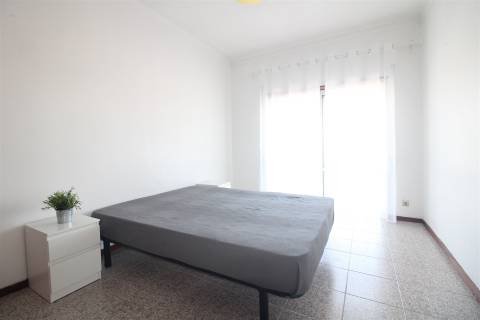 Apartamento T2 mobilado e equipado, Zona de Celas / Olivais