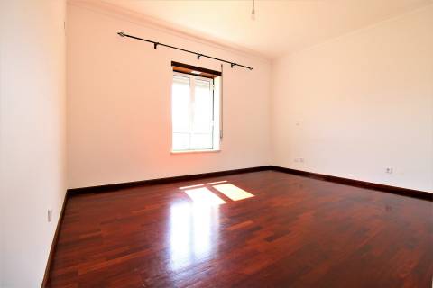 Apartamento T3 com Garagem, Granja do Ulmeiro