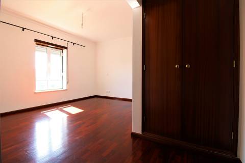 Apartamento T3 com Garagem, Granja do Ulmeiro