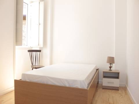 Apartamento T4 próximo Faculdade de Economia