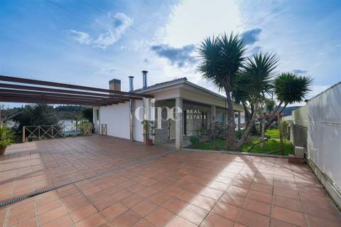 Moradia com 4 suítes e amplo jardim