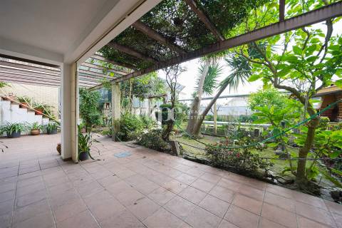 Moradia com 4 suítes e amplo jardim
