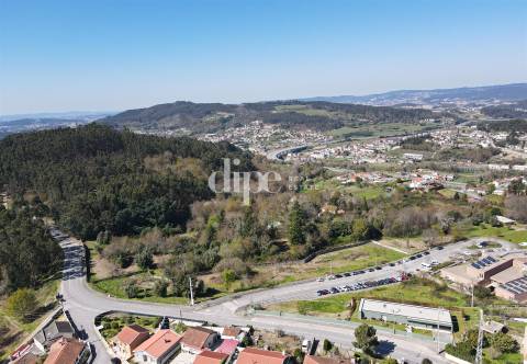 Lote de terreno para habitação bifamiliar e comércio/serviços