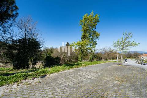 Lote de terreno para habitação bifamiliar e comércio/serviços