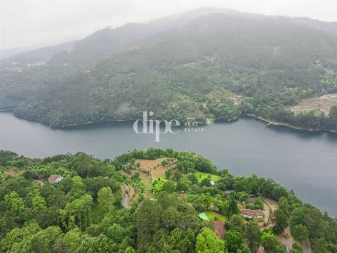 Terreno com 13.714 m2 situado no Gerês.