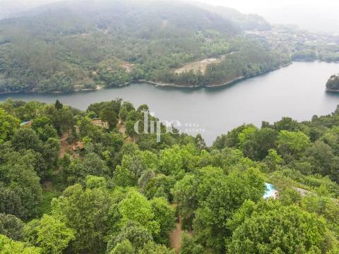 Terreno com 13.714 m2 situado no Gerês.