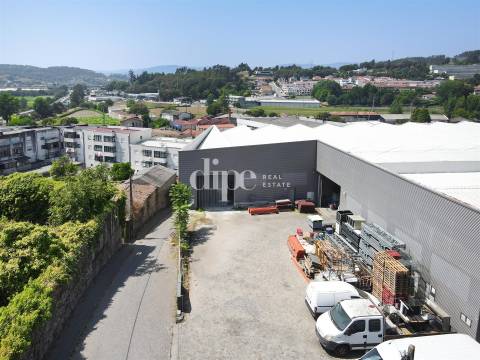 Arrendamento | Armazém de 2.434 m2 com escritório em Guimarães
