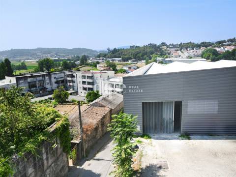 Arrendamento | Armazém de 2.434 m2 com escritório em Guimarães