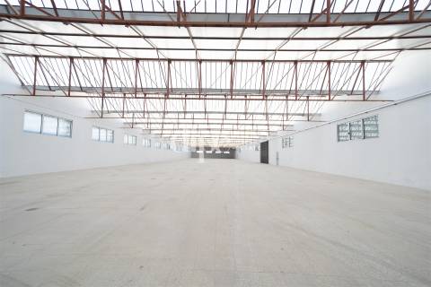 Arrendamento | Armazém de 2.434 m2 com escritório em Guimarães