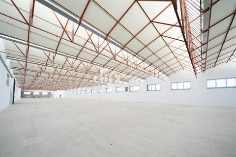 Arrendamento | Armazém de 2.434 m2 com escritório em Guimarães