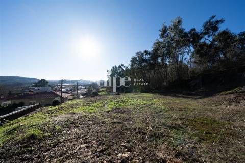 Lote de terreno com 564m2 para construção em Brito
