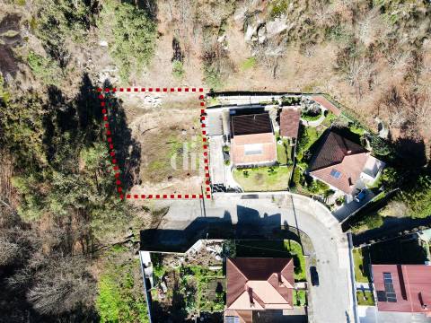 Lote de terreno com 564m2 para construção em Brito