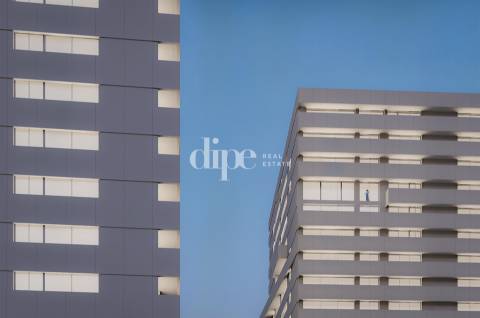 Apartamento T4 inserido no Condomínio Privado ´Stratá.