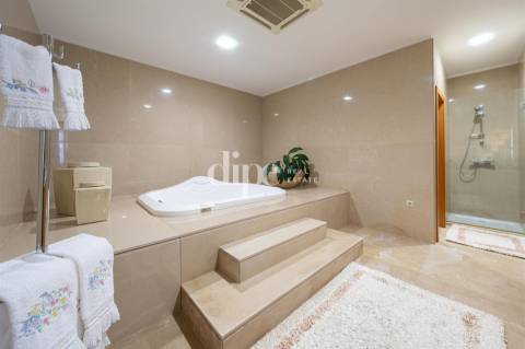 Moradia com piscina e vistas panorâmicas