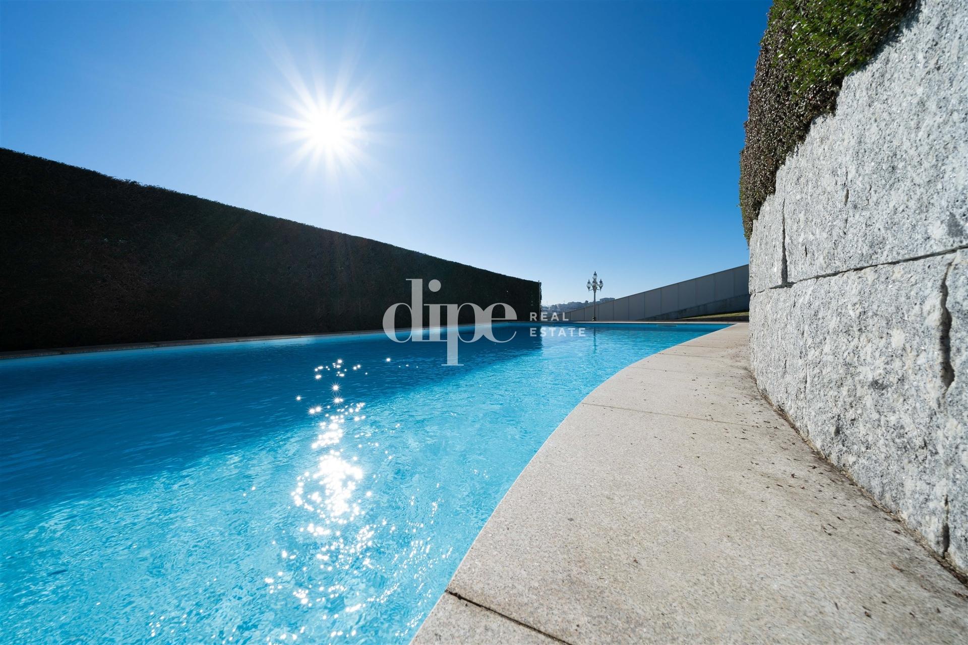 Moradia com piscina e vistas panorâmicas