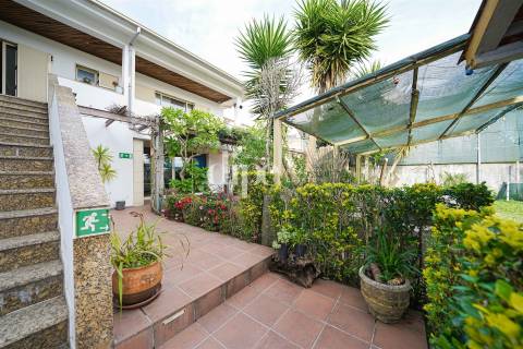 Moradia com 4 suítes e amplo jardim