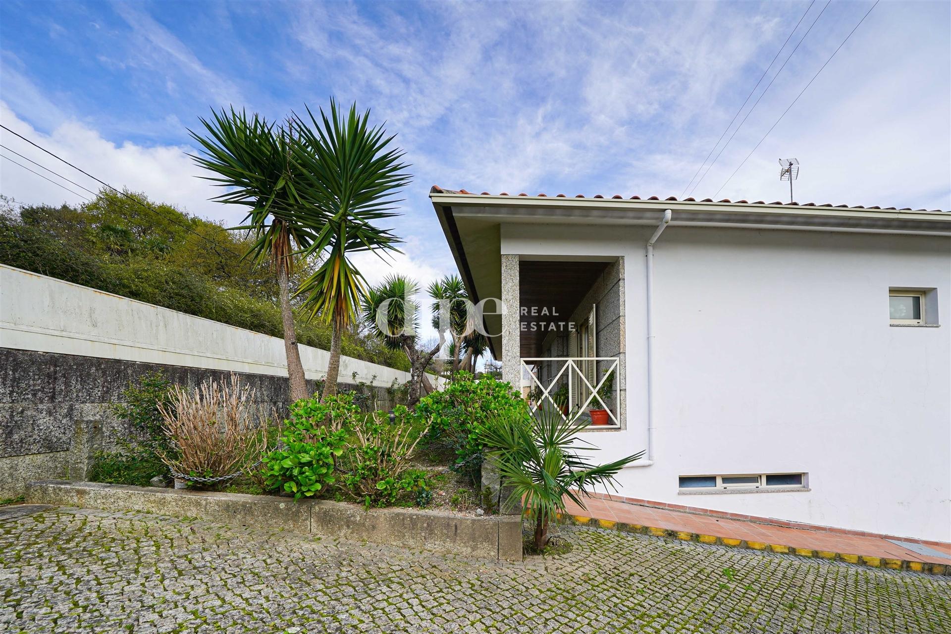 Moradia com 4 suítes e amplo jardim