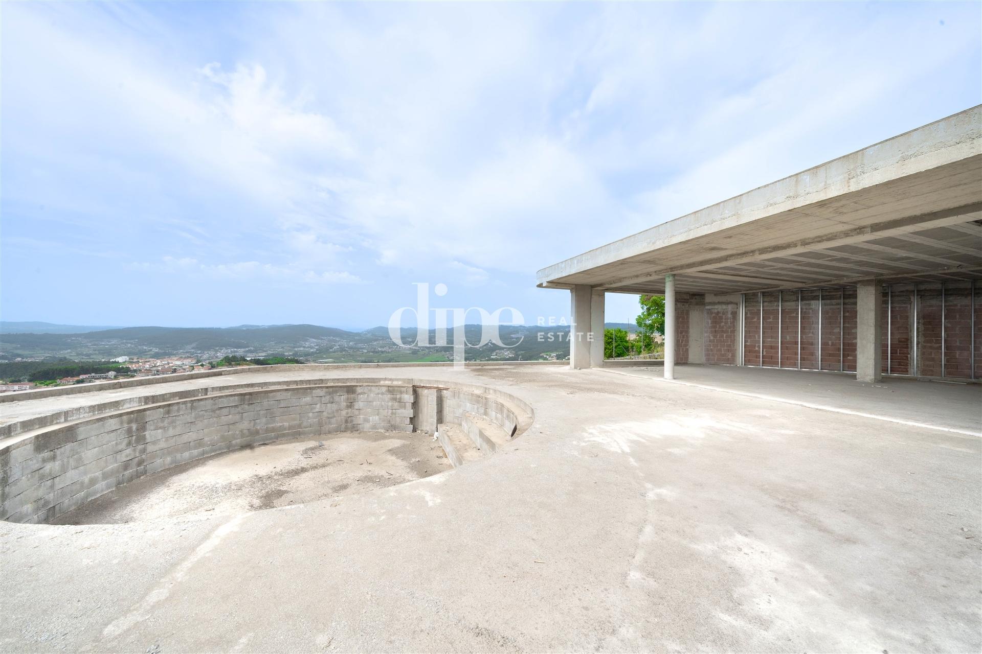 Deslumbrante moradia em construção com piscina e vistas desafogadas em Guimarães.