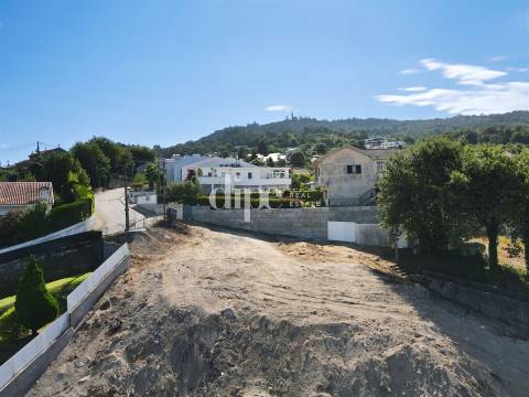 Lote de terreno a 650 metros da Avenida D. João IV, com vistas desafogadas