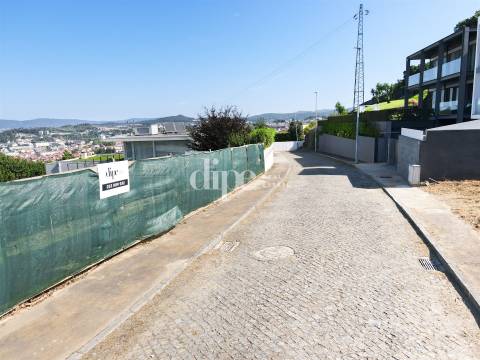 Lote de terreno a 650 metros da Avenida D. João IV, com vistas desafogadas