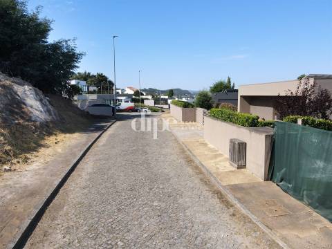 Lote de terreno a 650 metros da Avenida D. João IV, com vistas desafogadas