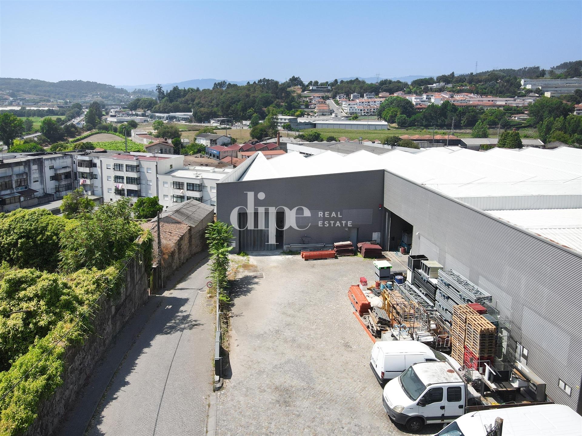 Arrendamento | Armazém de 2.434 m2 com escritório em Guimarães