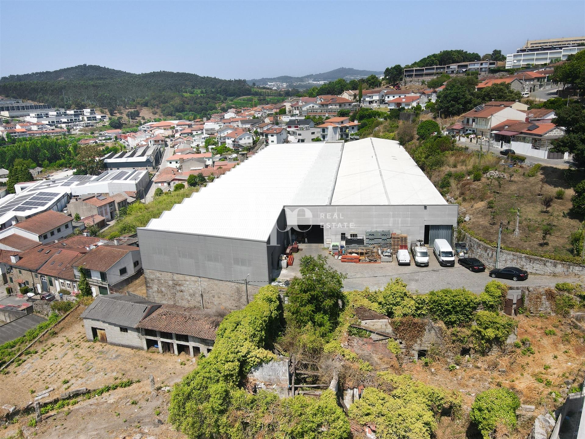 Arrendamento | Armazém de 2.434 m2 com escritório em Guimarães