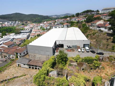 Arrendamento | Armazém de 2.434 m2 com escritório em Guimarães