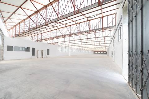 Arrendamento | Armazém de 2.434 m2 com escritório em Guimarães