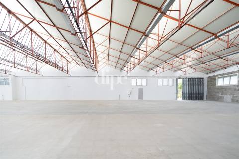 Arrendamento | Armazém de 2.434 m2 com escritório em Guimarães