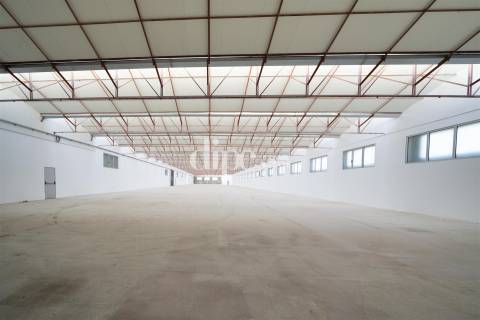 Arrendamento | Armazém de 2.434 m2 com escritório em Guimarães