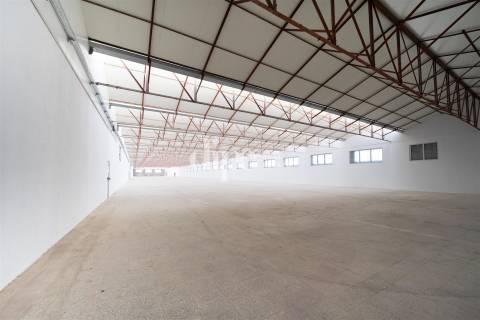 Arrendamento | Armazém de 2.434 m2 com escritório em Guimarães