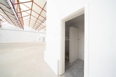 Arrendamento | Armazém de 2.434 m2 com escritório em Guimarães