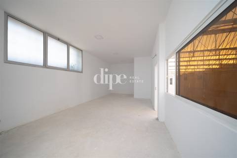 Arrendamento | Armazém de 2.434 m2 com escritório em Guimarães