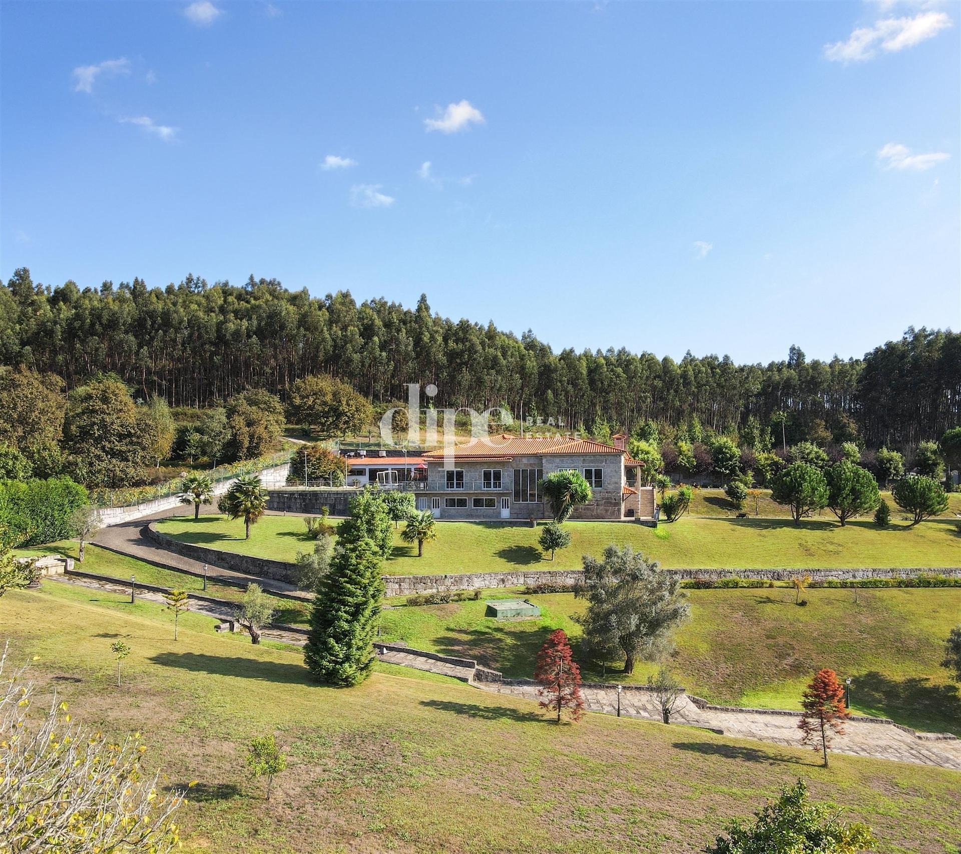 Luxuosa Quinta T4 inserida num terreno com 12.600m2