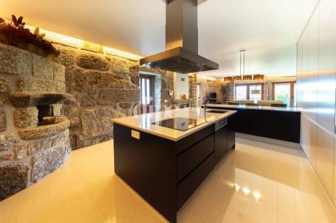 Luxuosa Quinta T4 inserida num terreno com 12.600m2