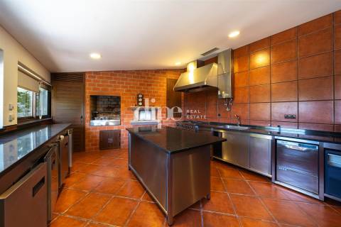 Luxuosa Quinta T4 inserida num terreno com 12.600m2