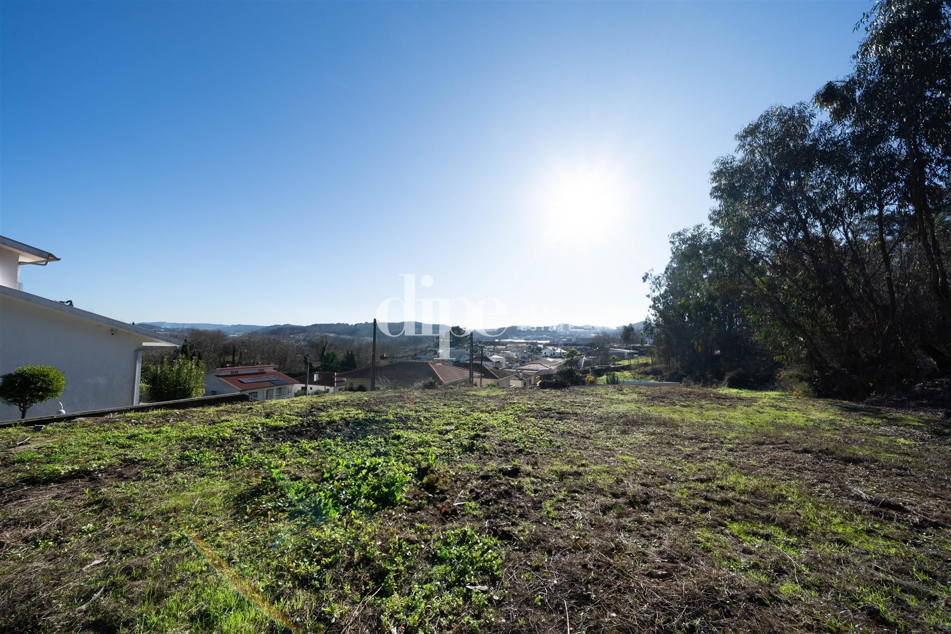 Lote de terreno com 564m2 para construção em Brito