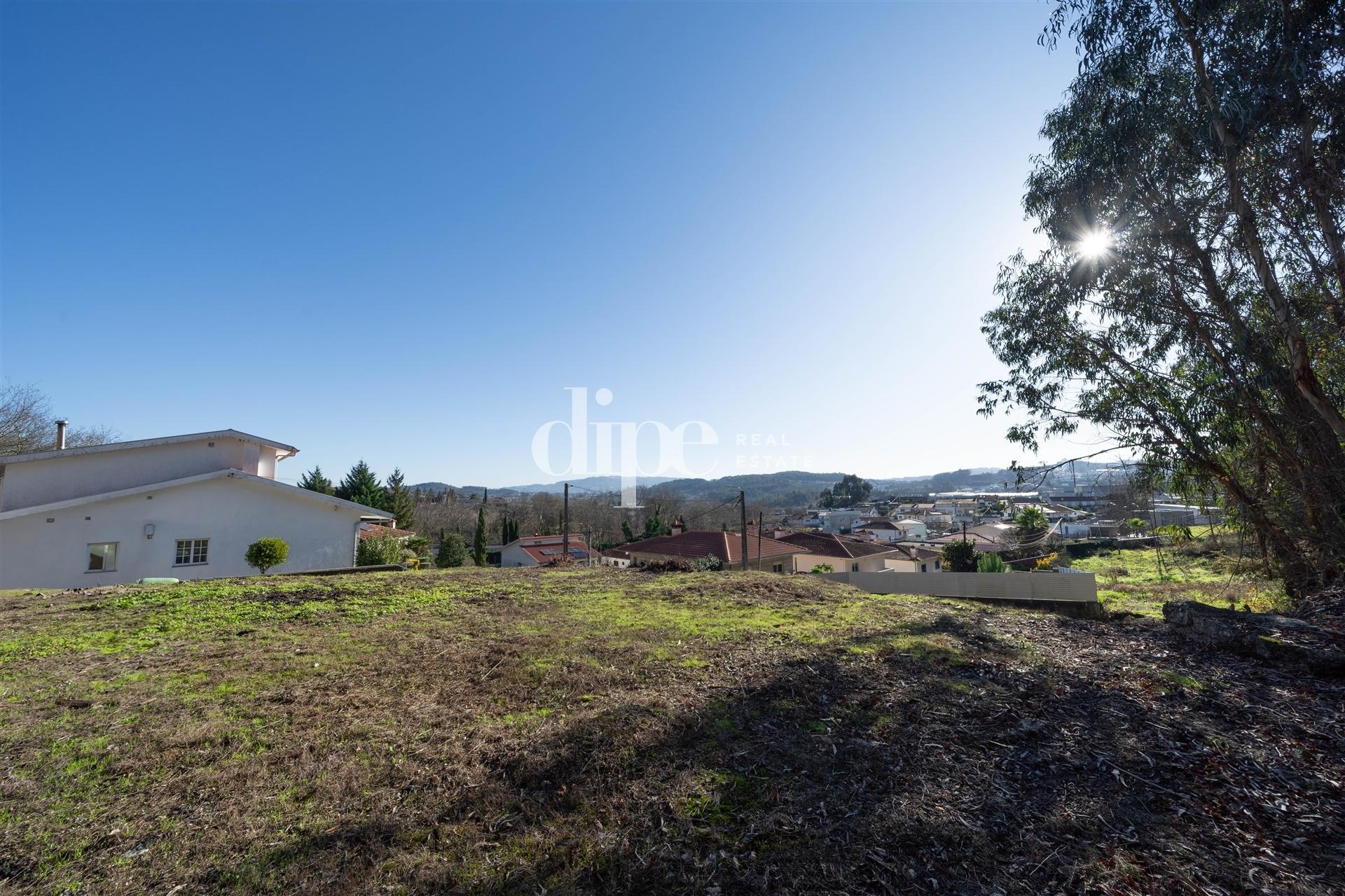 Lote de terreno com 564m2 para construção em Brito