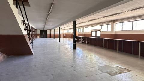Armazém para arrendamento com 583m2