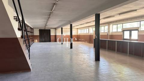 Armazém para arrendamento com 583m2