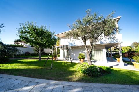 Luxuosa Moradia T3 com piscina e court de ténis