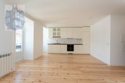 Apartamento T3 - Espaçoso e Luminoso no Chiado - Praça Luís de Camões  Chave na mão