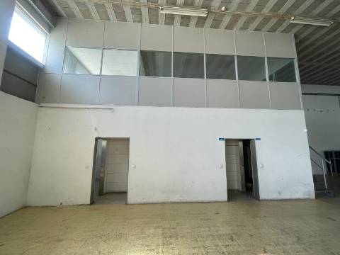 ARRENDAMENTO DE PAVILHÃO INDUSTRIAL – 2000 m² | ESCAPÃES SMF
