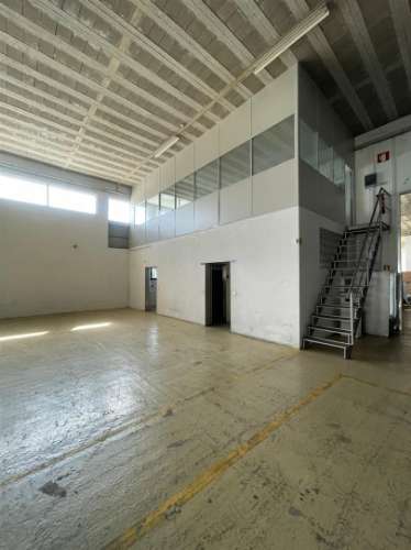 ARRENDAMENTO DE PAVILHÃO INDUSTRIAL – 2000 m² | ESCAPÃES SMF