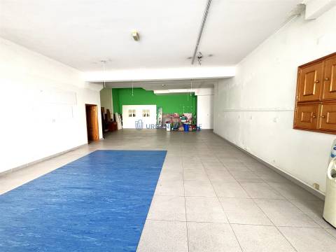 Loja  Arrendamento em Mina de Água,Amadora