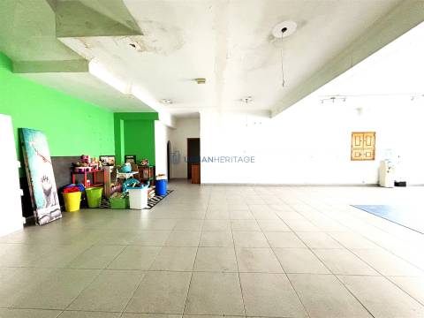 Loja  Arrendamento em Mina de Água,Amadora