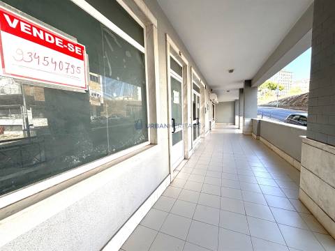 Loja  Arrendamento em Mina de Água,Amadora